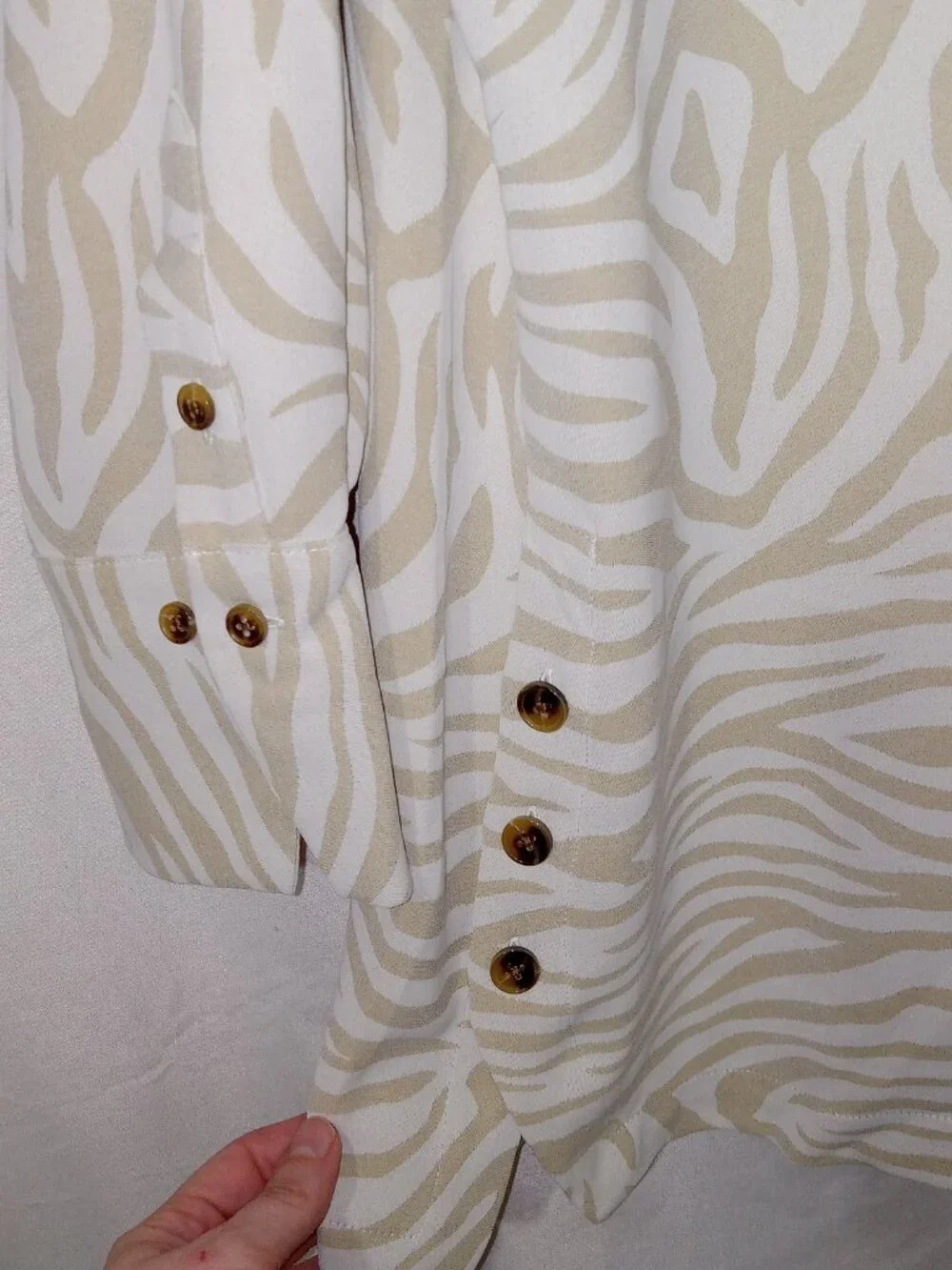 Chico’s Zebra Print Tunic Top Womens L Tan Cream Step Hem Button Detail